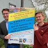 Bürgermeister und Projektmanager halten Energiekarawane-Poster